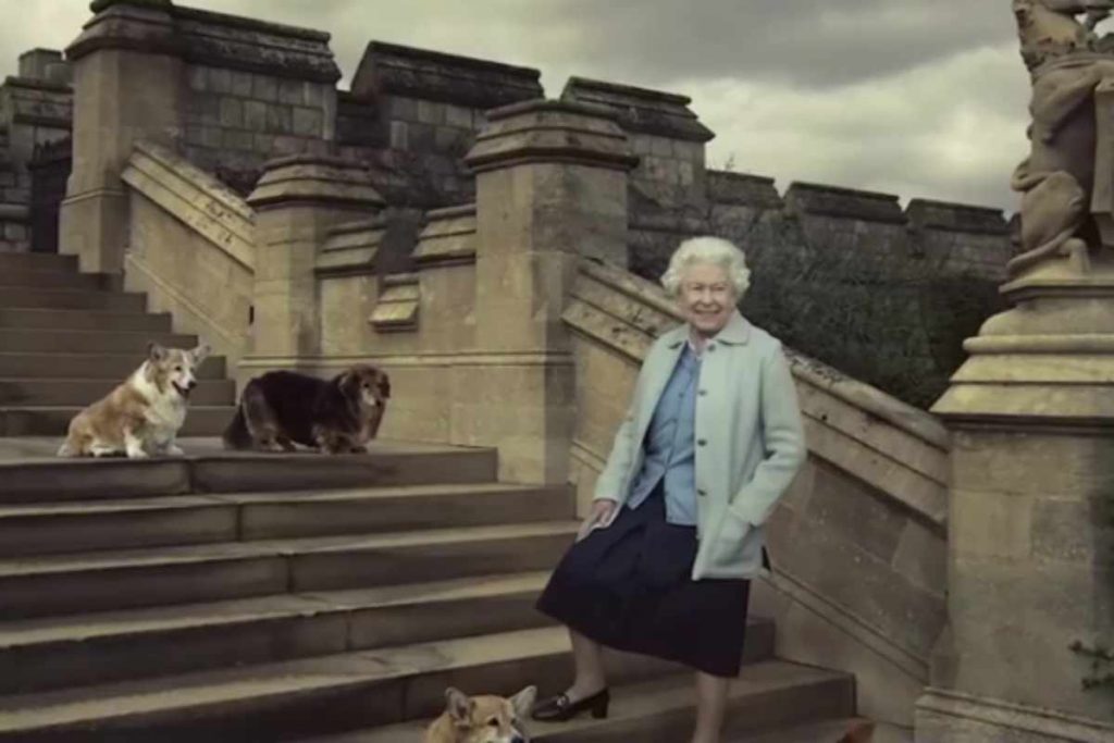 Rainha Elizabeth II com seus Corgis