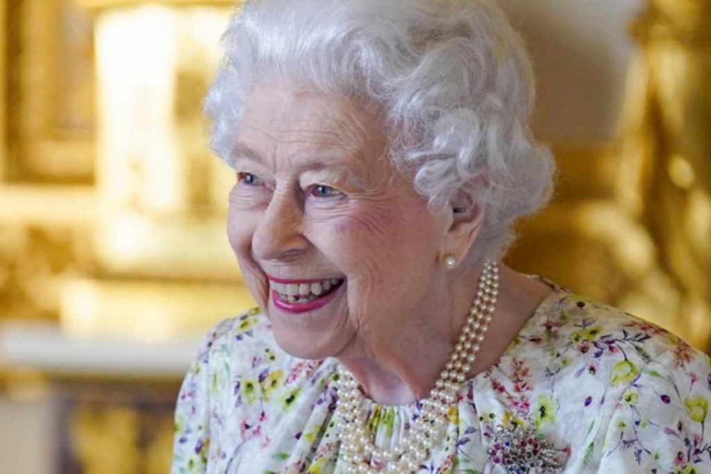 Rainha Elizabeth II sorrindo