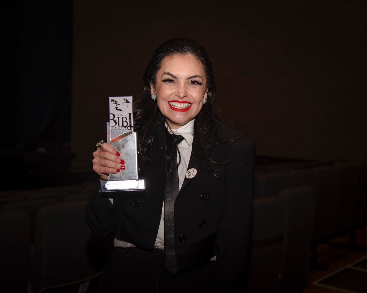 Renata Bras com premio Bibi Ferreira