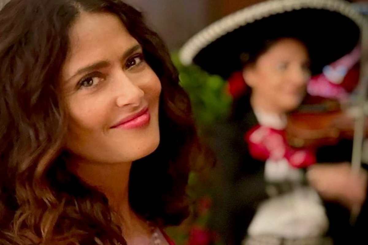 Salma Hayek celebra aniversário com mariachi