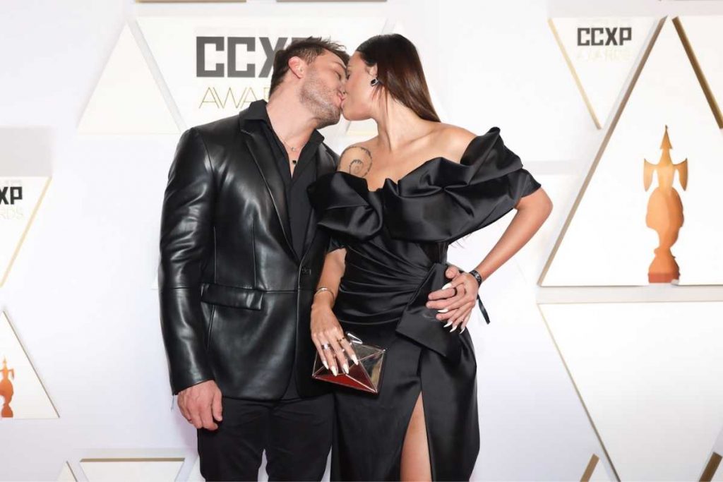 sarah andrade e lucas viana se beijando na ccxp awards