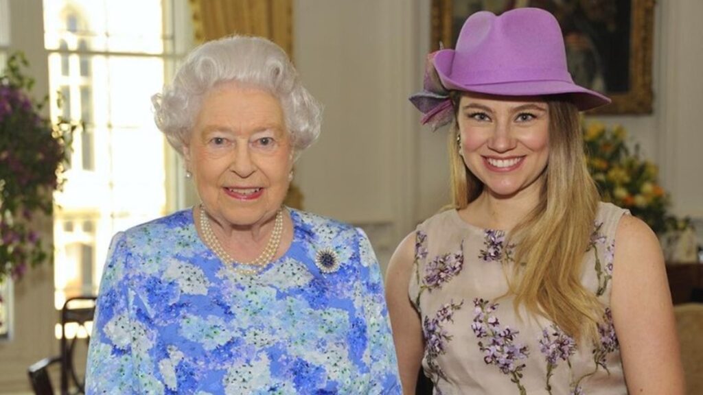 Rainha Elizabeth II ao lado da atriz Juliana Baroni