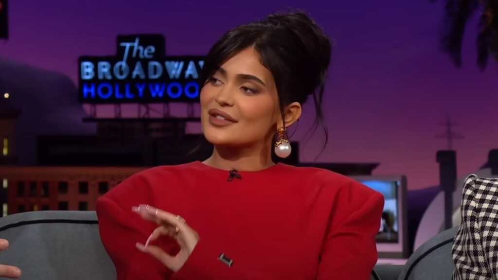 Kylie Jenner durante o programa "The Late Late Show"