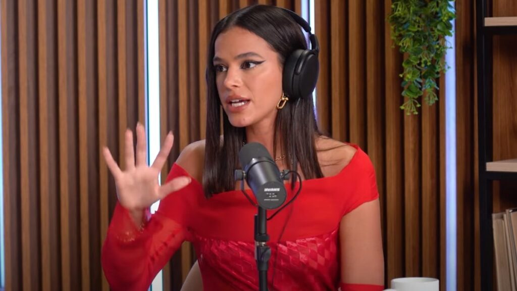 Bruna Marquezine durante entrevista em podcast