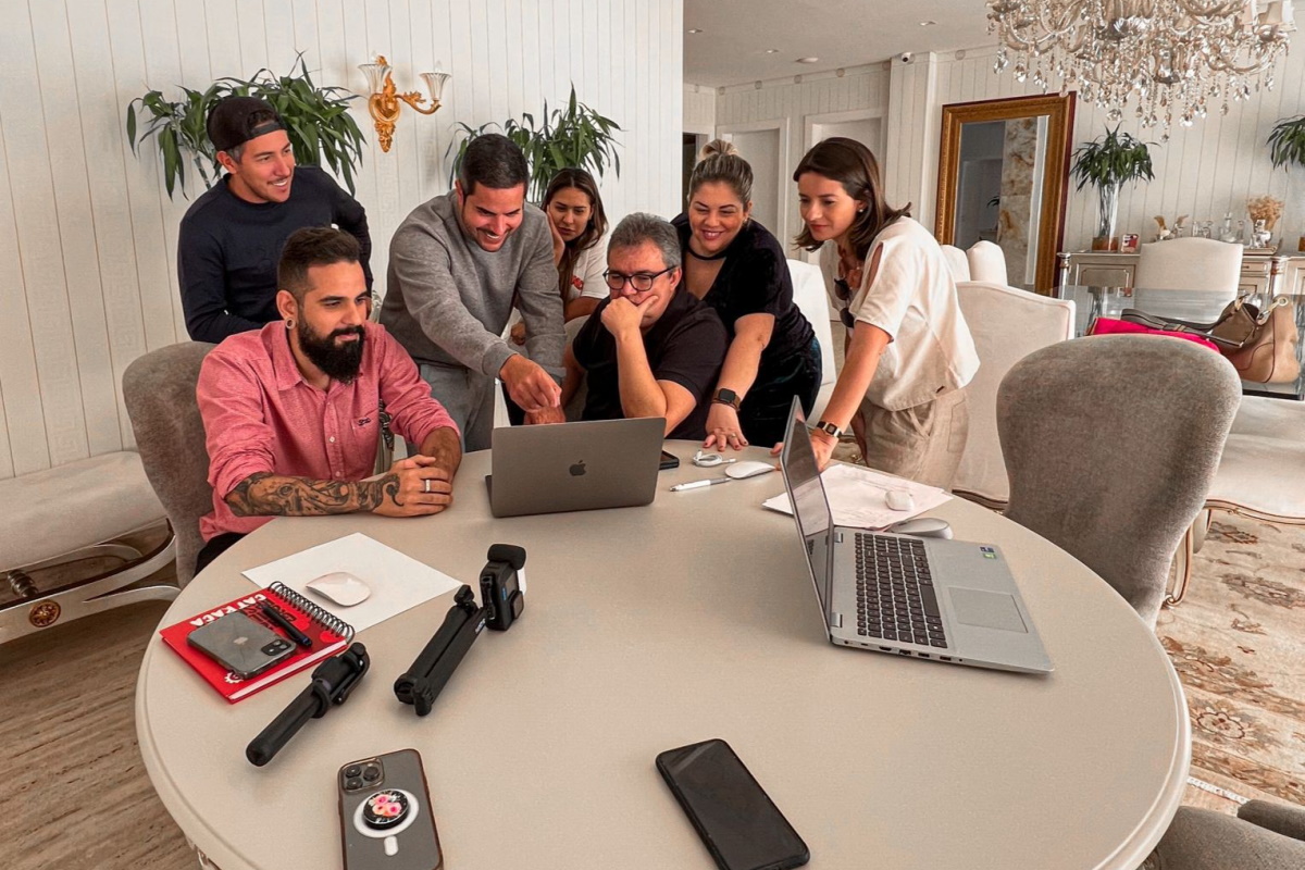 Simone Mendes em reuniao de logomarca