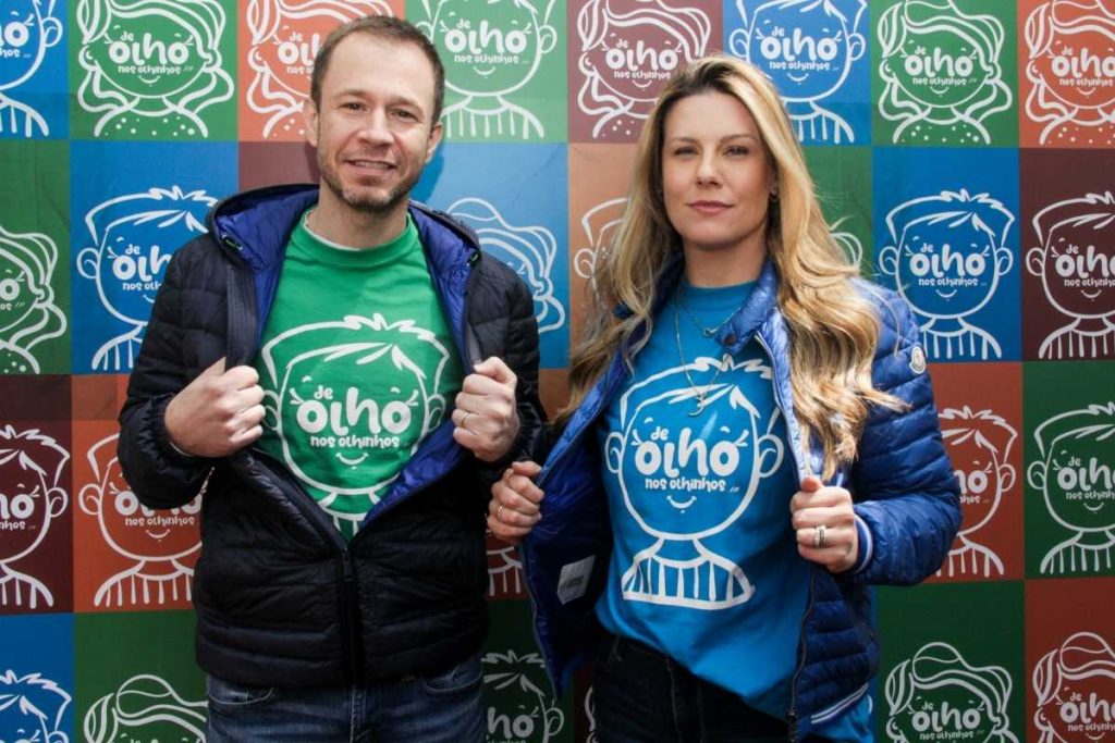 tiago leifert e daiana garbin posando em campanha de conscientização sobre câncer no olho