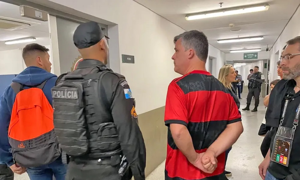 Vídeo: Torcedor do Flamengo é preso após assediar repórter ao vivo