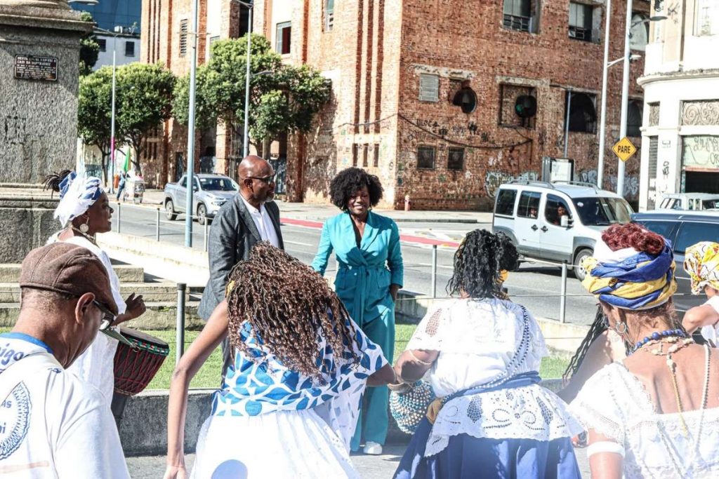 Viola Davis assiste a apresentação musical no centro do Rio de Janeiro