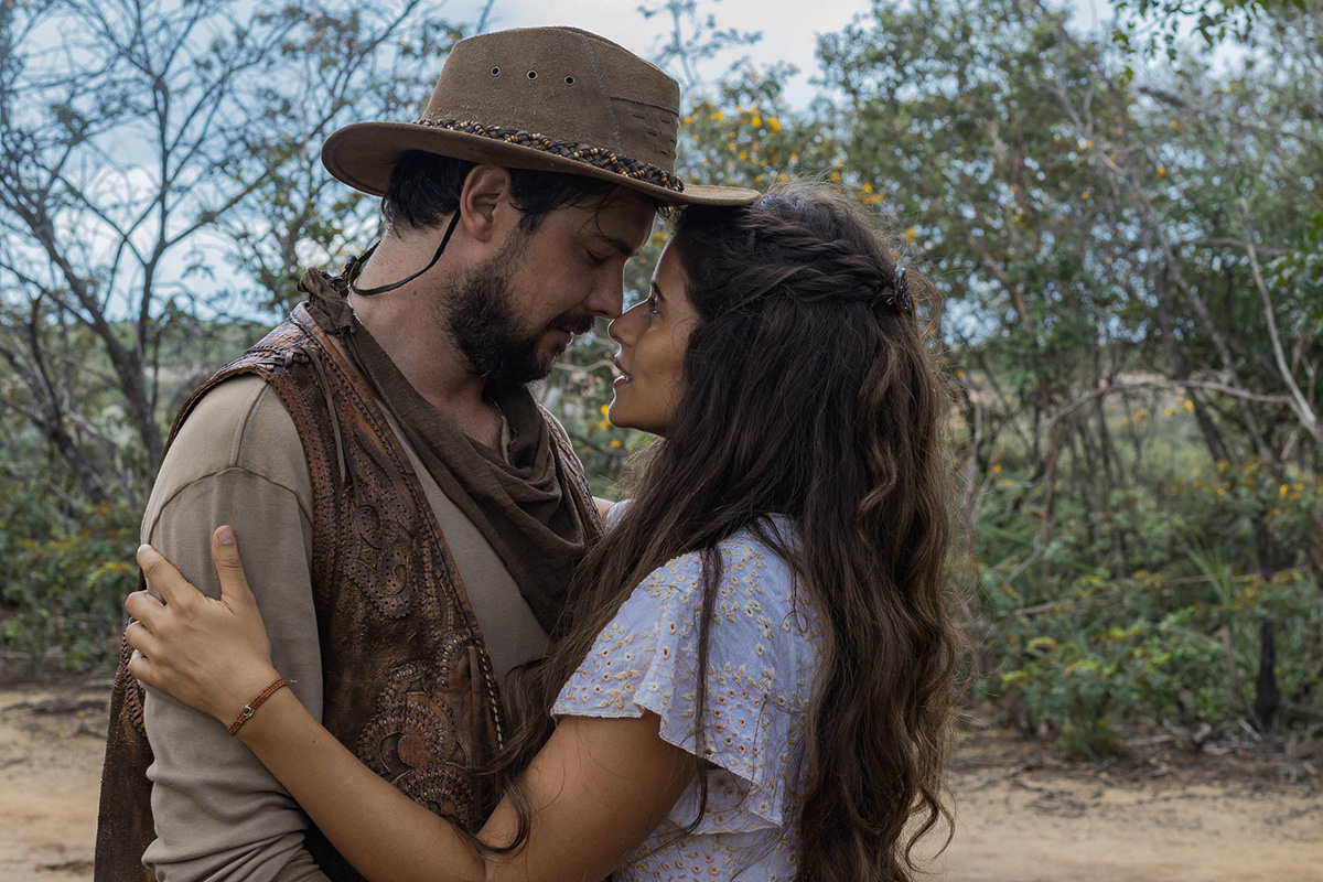 Zé Paulino (Sérgio Guizé) e Candoca (Isadora Cruz) em Mar do Sertão