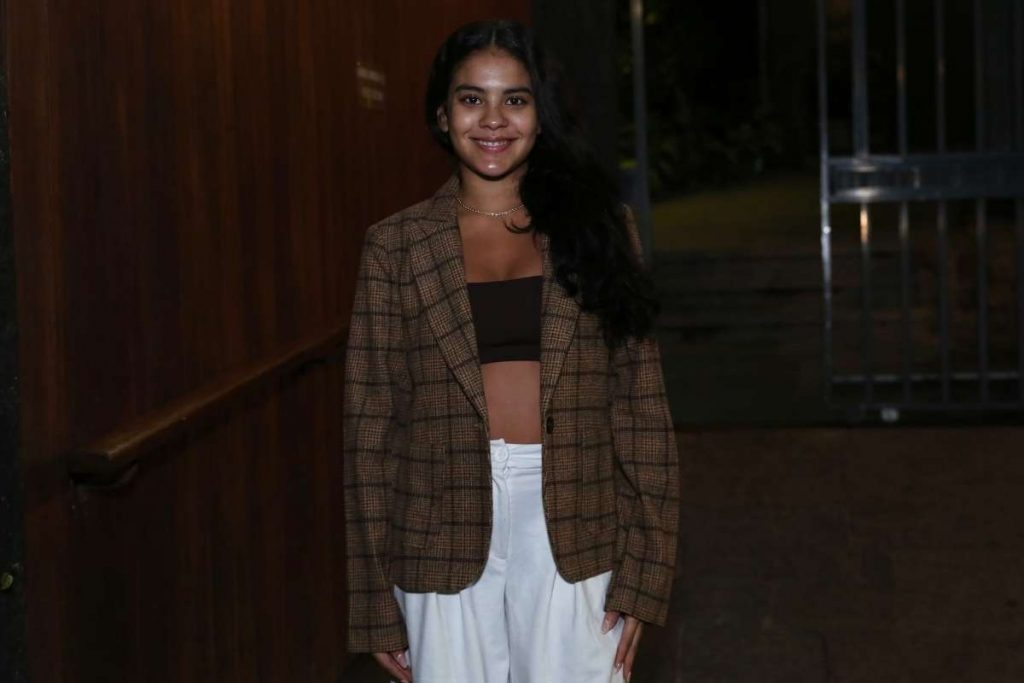 Bella Campos posando para foto em reunião do elenco de "Pantanal"