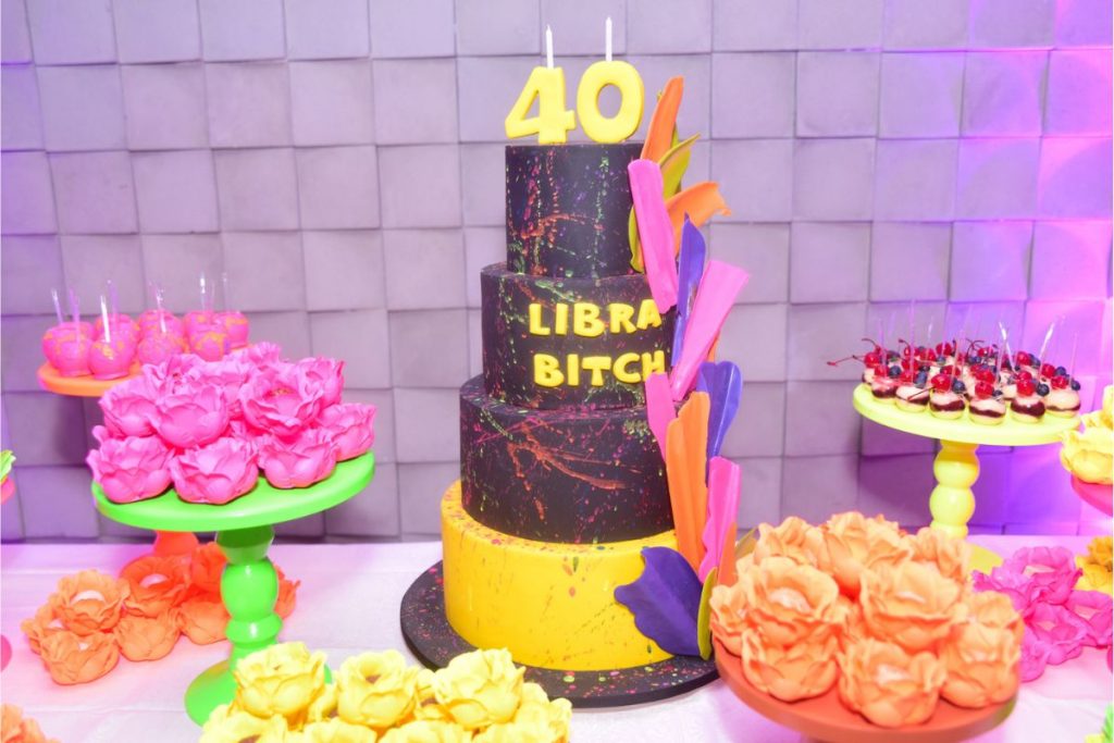 Bolo de 40 anos de Cleo, em tons Neon