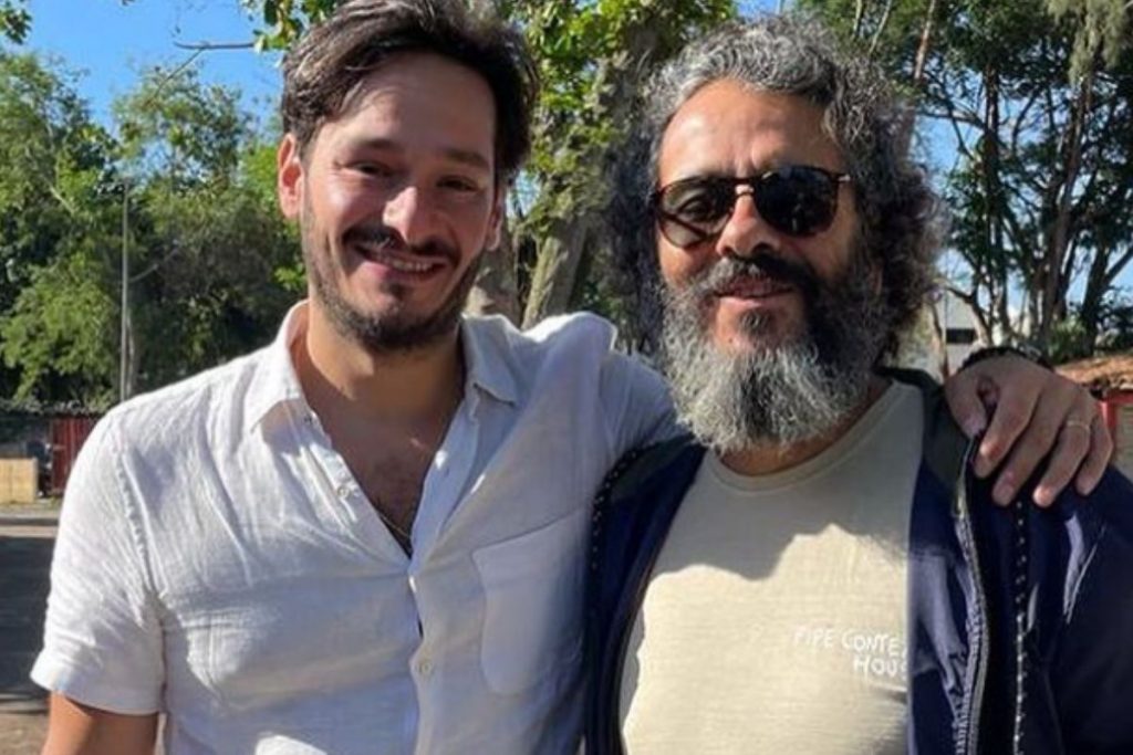 Bruno Luperi e Marcos Palmeira abraçados, em bastidor de 'Pantanal'