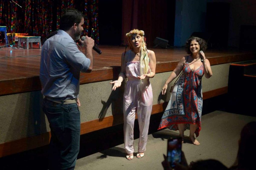 Carolina Dieckman interage com fãs durante show em Salvador