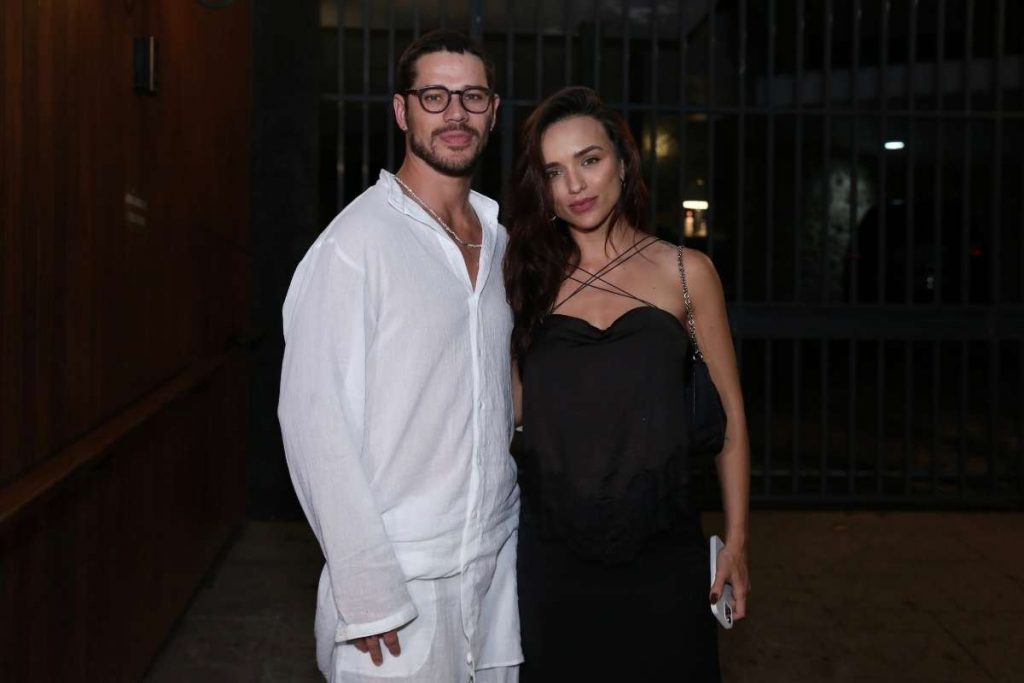 José Loreto e Rafa Kalimann posando para foto em reunião do elenco de "Pantanal"