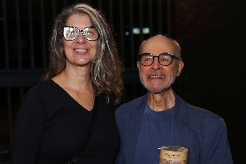 Osmar Prado e Vânia Pacheco posando para foto em reunião do elenco de "Pantanal"