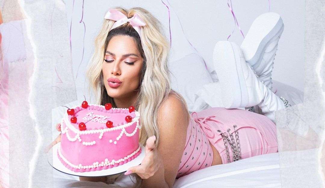 Giovanna Ewbank e Léo Fuchs comemoram aniversário juntos com festa anos 2000