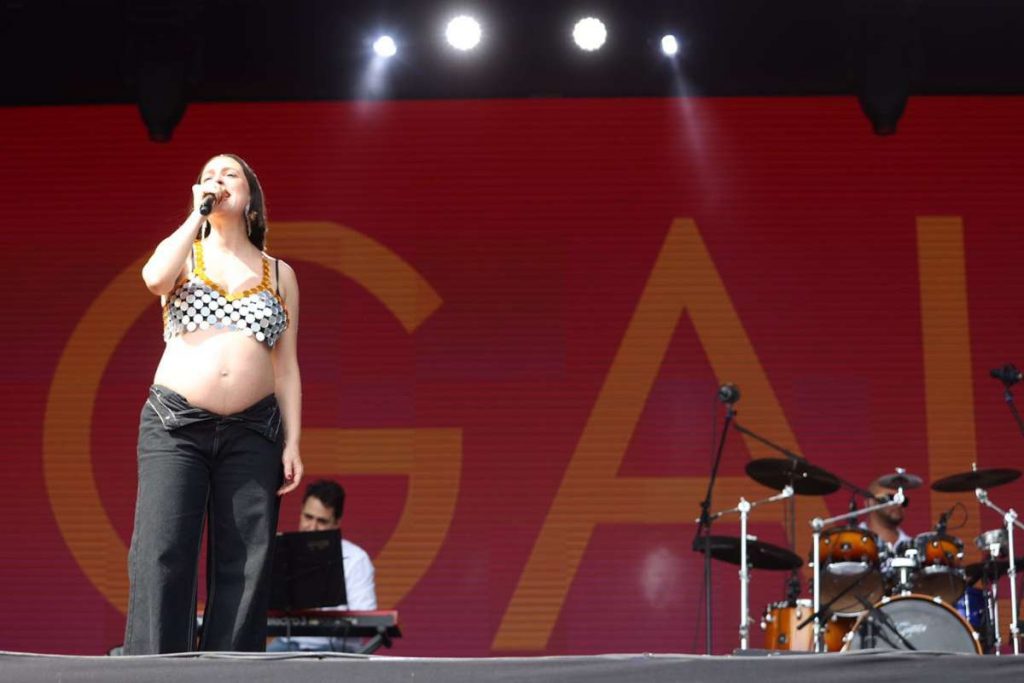 Roberta Sá presta homenagem a Gal Costa