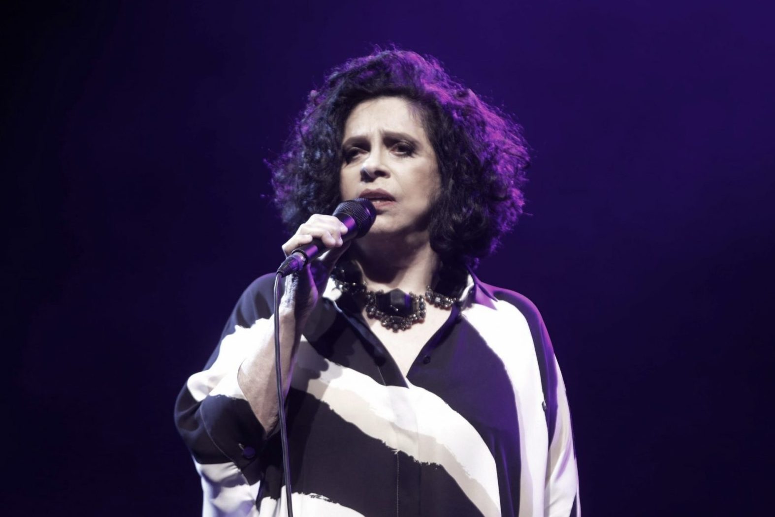 Gal Costa cantando