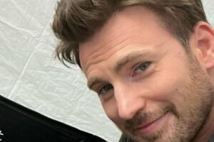 Chris Evans em selfie, olhando de lado, cheio de charme