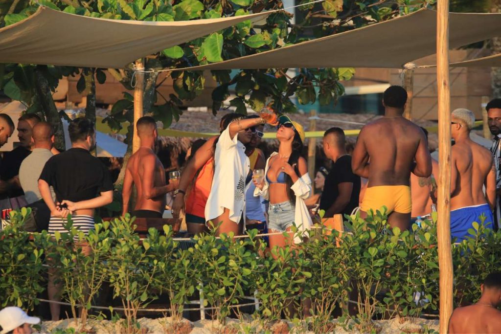 Ludmilla e Brunna Gonçalves em dia de praia