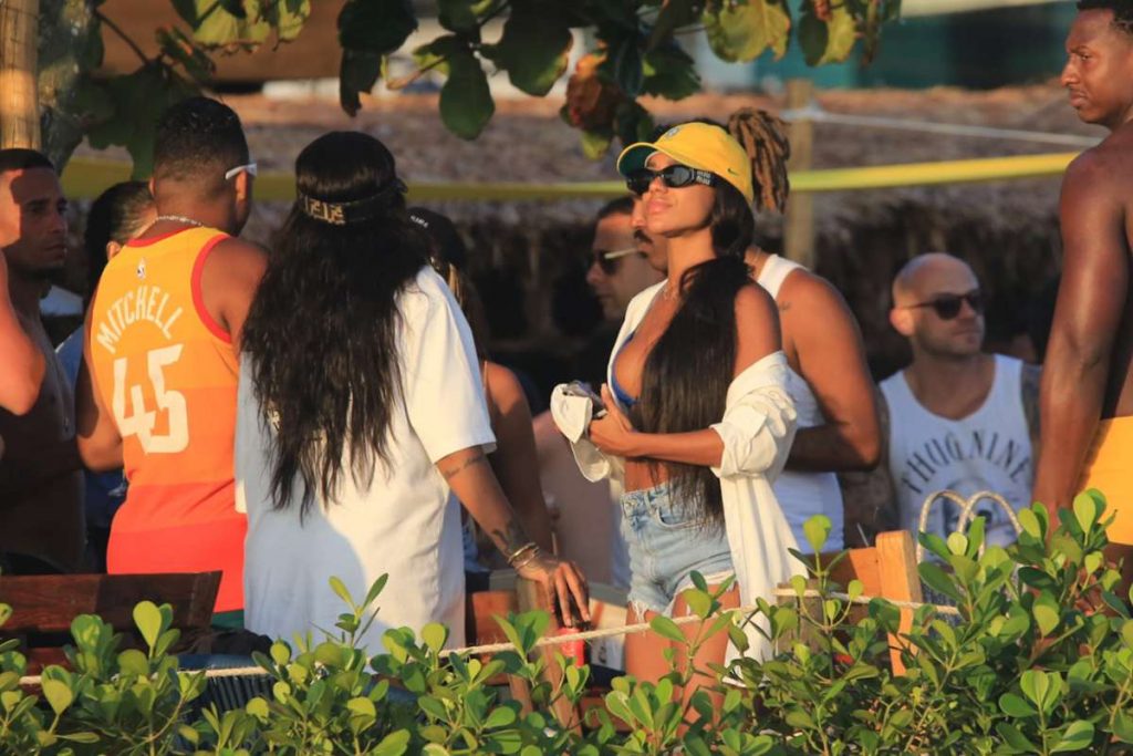 Ludmilla e Brunna Gonçalves em dia de praia