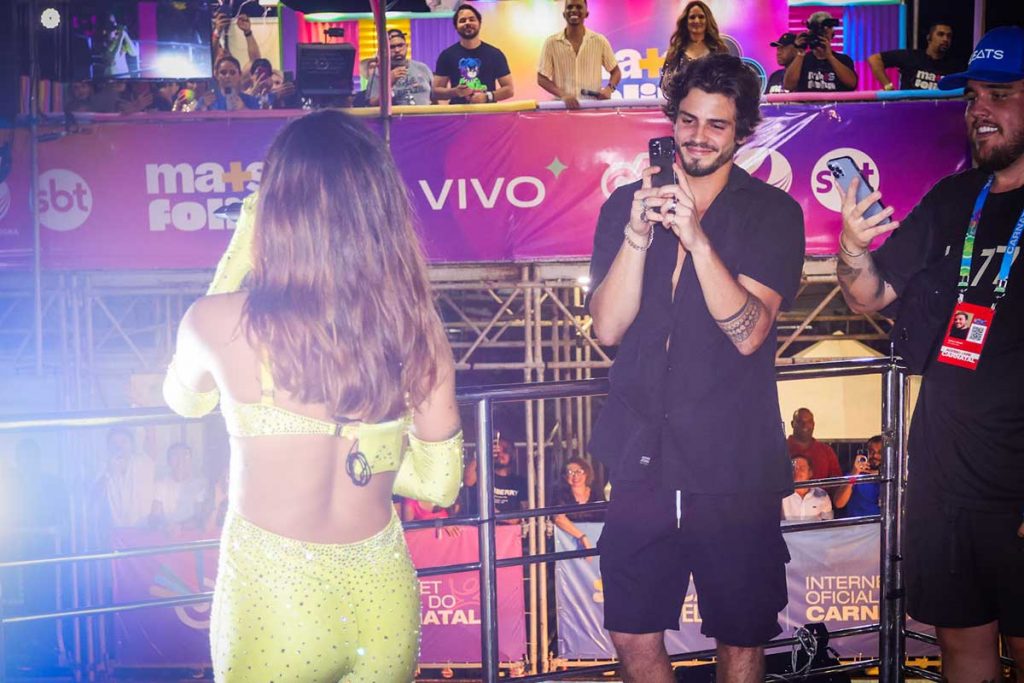 Anitta se apresenta com o olhar atento de Lucca Picon, seu suposto affair