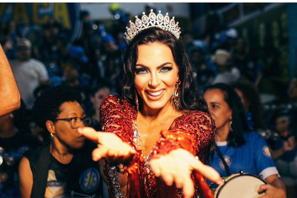 Carla Prata sorridente, em festa da Acadêmicos do Tucuruvi