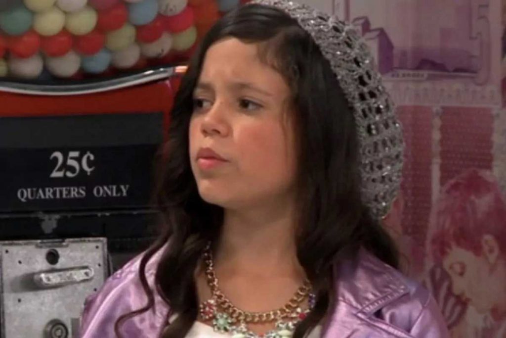 Jenna Ortega, como Darcy, em Riquinho