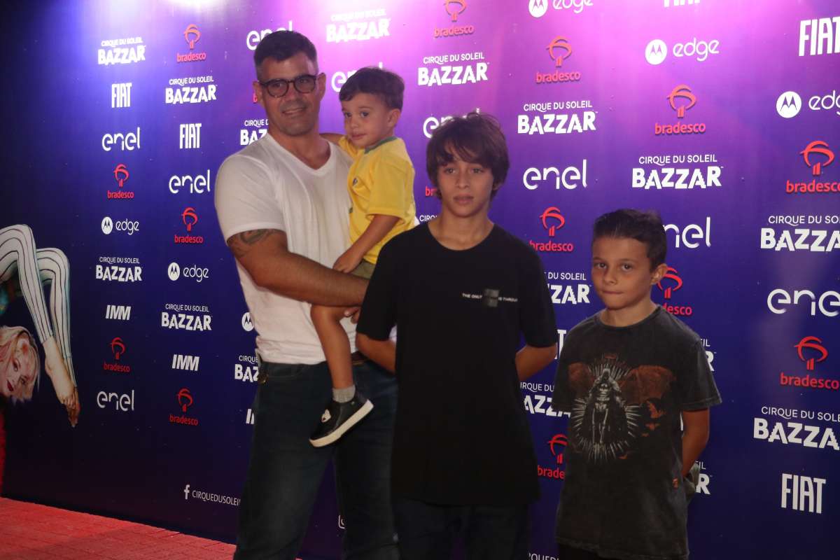 Juliano Cazarré com os filhos