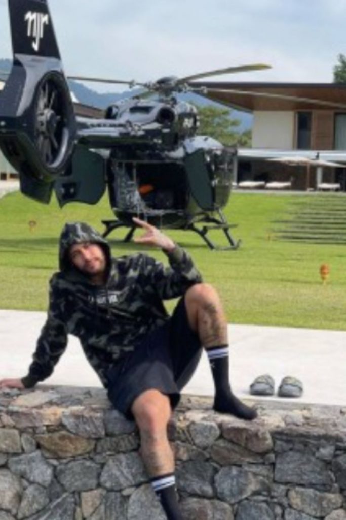 Neymar posando em frente ao seu helicóptero