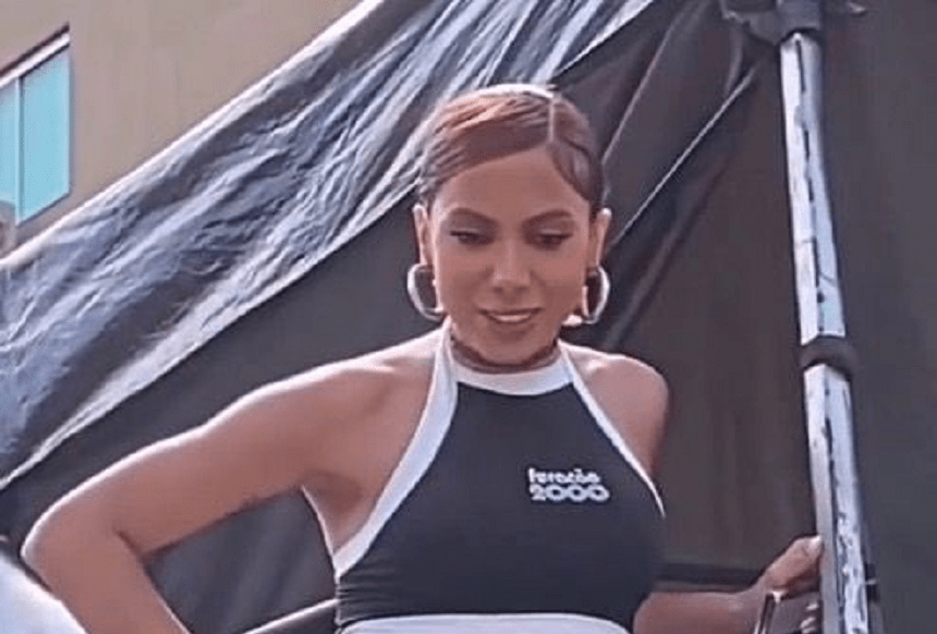 Anitta escala figurantes portanto fuzis em novo clipe; veja vídeo