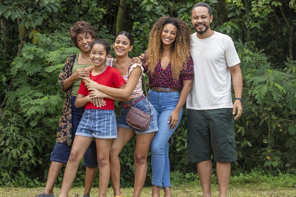 Marlene (Elisa Lucinda), Duda (Manu Estevão), Jenifer (Bella Campos), Sol (Sheron Menezzes) e Carlão (Che Moais) em Vai Na Fé