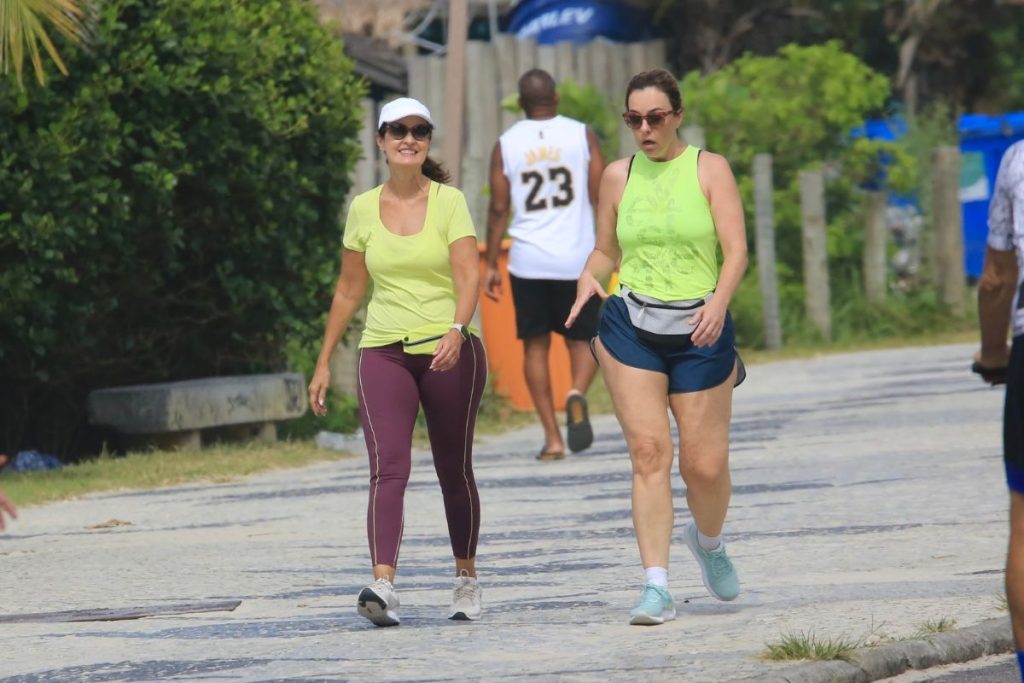 Fátima Bernardes com amiga na Barra da Tijuca