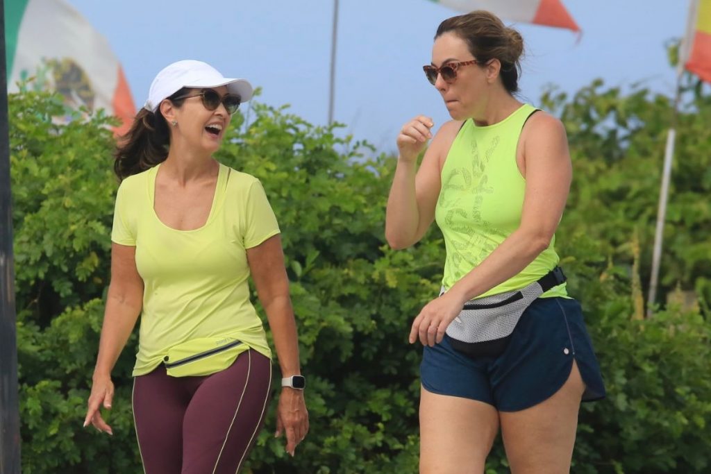 Fátima Bernardes com amiga na Barra da Tijuca