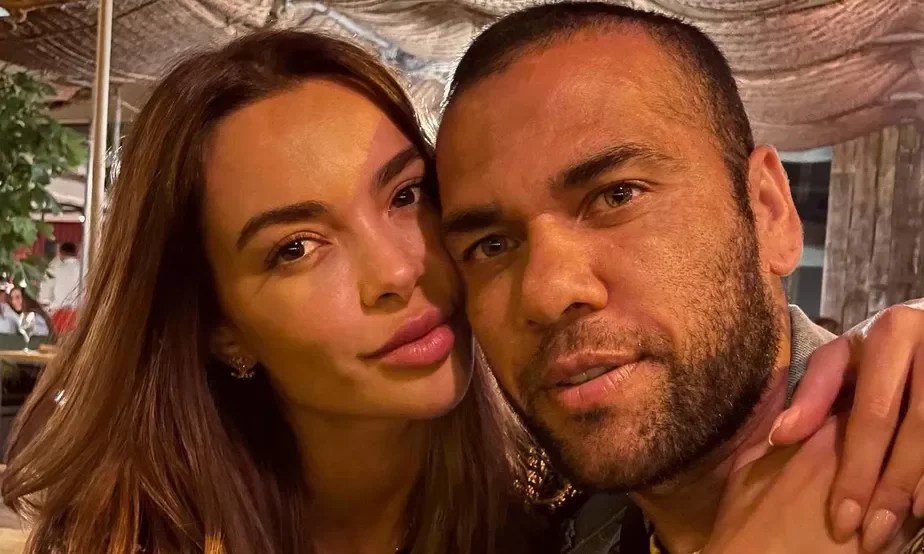 Após rumores, esposa de Daniel Alves nega divórcio do jogador