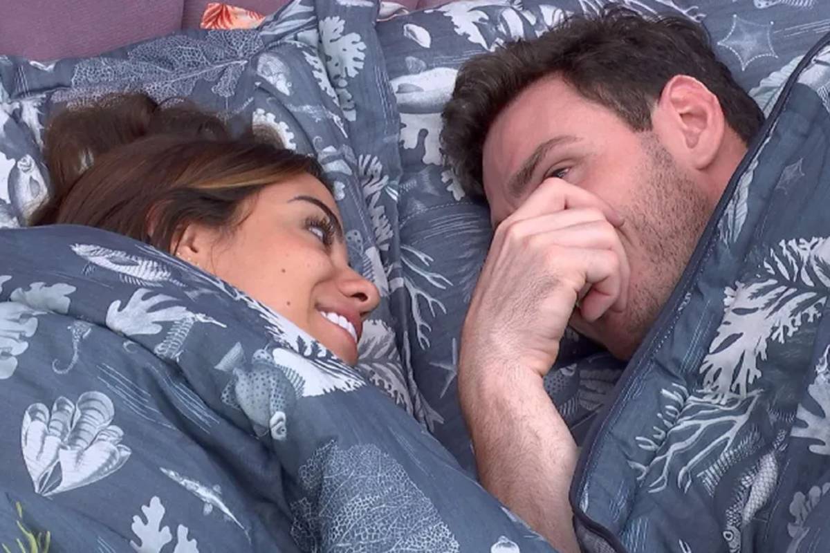 key alves e gustavo se olhando enquanto estão deitados na cama do bbb23