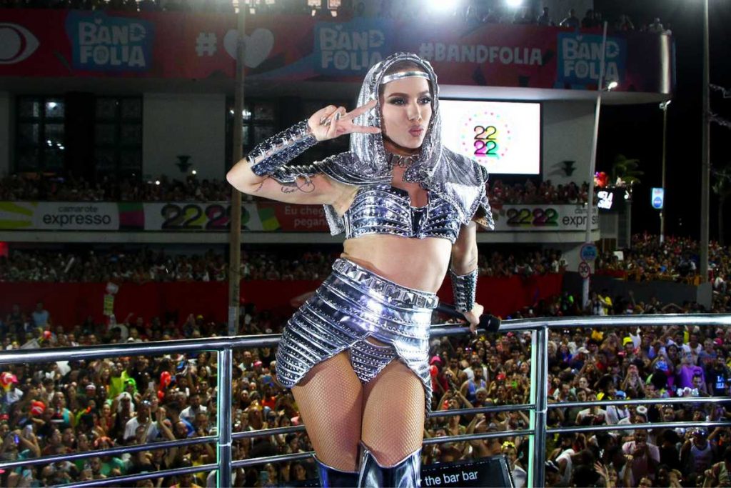 Anitta se apresentando com look pratreado em trio elétrico de Salvador