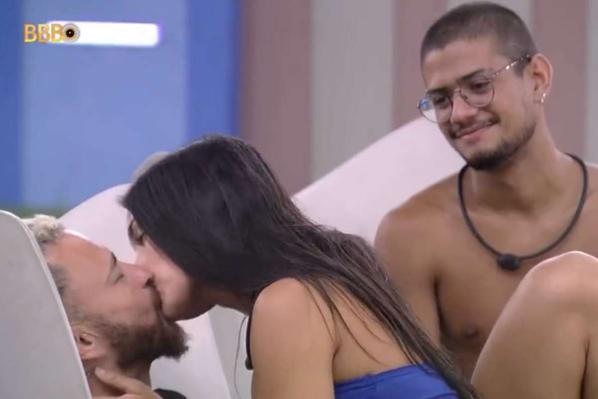 Fred e Larissa dão beijo técnico.