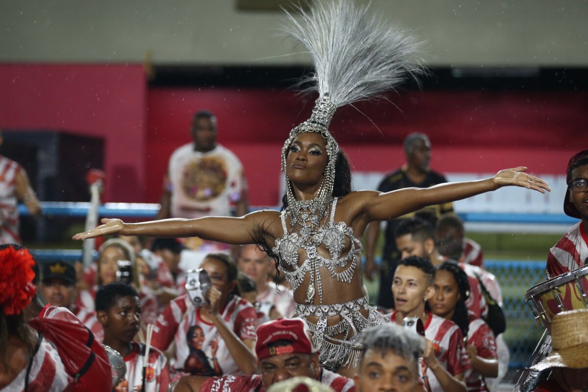 Erika Januza de biquíni prata estilizado no ensaio da Viradouro na Sapucaí