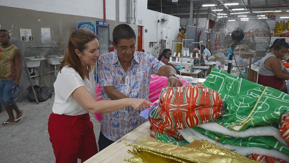 Zeca Pagodinho com a repórter Renata Capucci no barracão da Grande Rio — Foto:  Globo/Divulgação