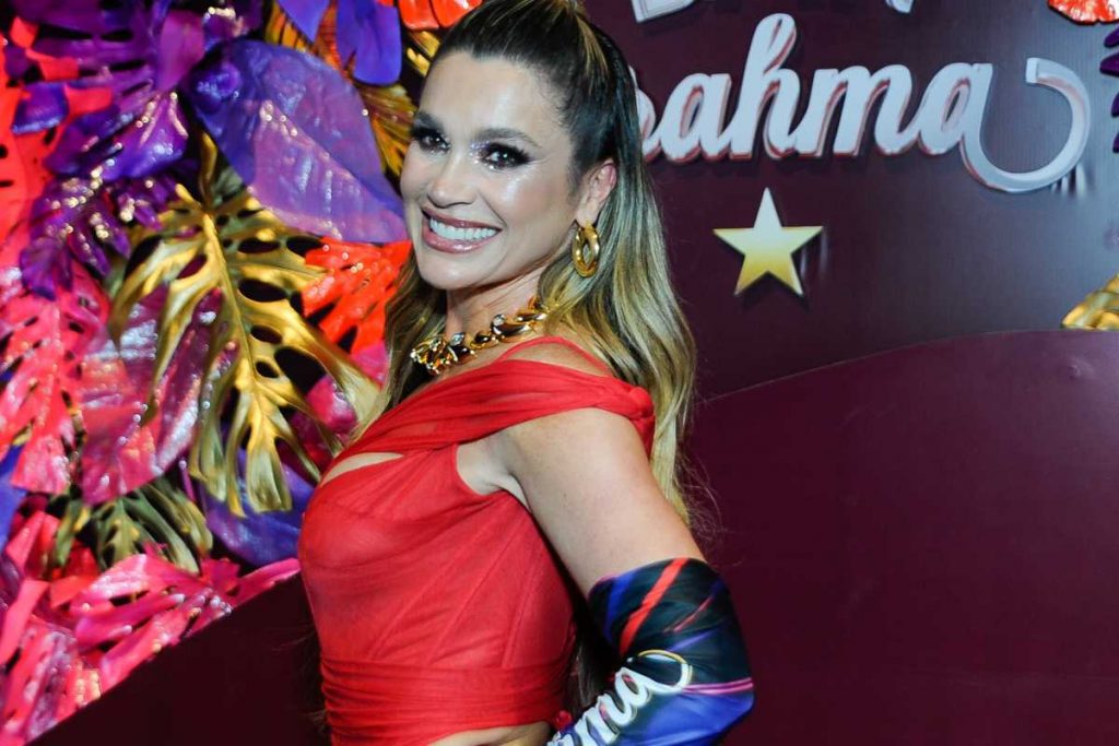 Flávia Alessandra com look vermelho no Carnaval de São Paulo