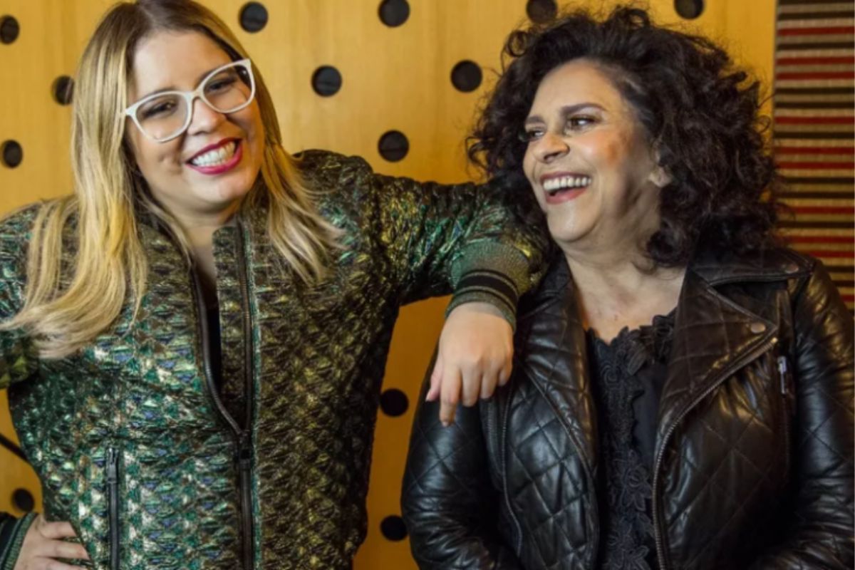 Marília Mendonça e Gal Costa, sorridentes, nos bastidores de gravação