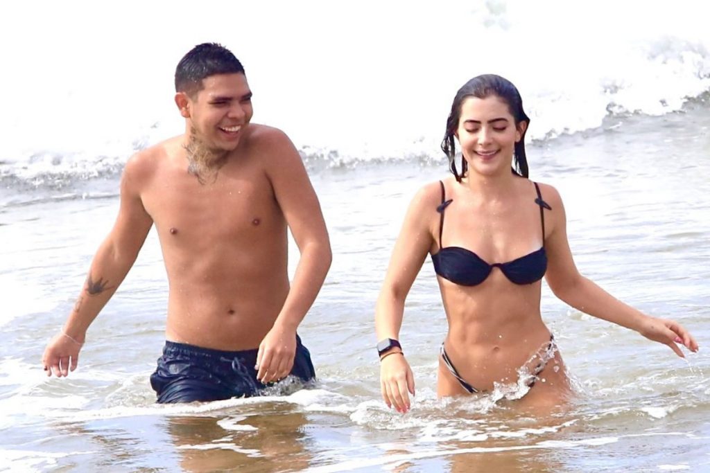 Jade Picon e amiga na praia da Barra da Tijuca