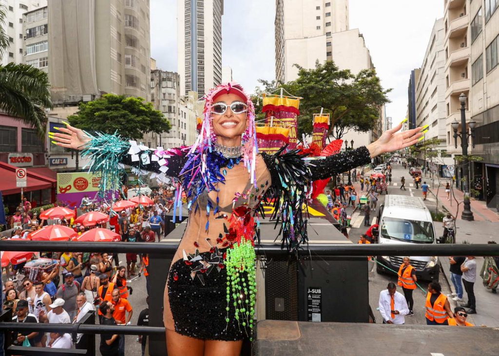 Sabrina Sato em bloco de Carnaval