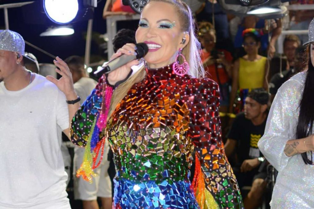 Solange Almeirda cantando em Carnaval de Salvador