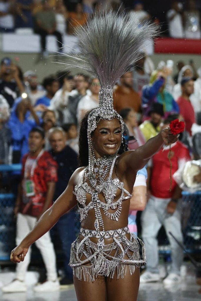 Erika Januza de biquíni prata estilizado no ensaio da Viradouro na Sapucaí