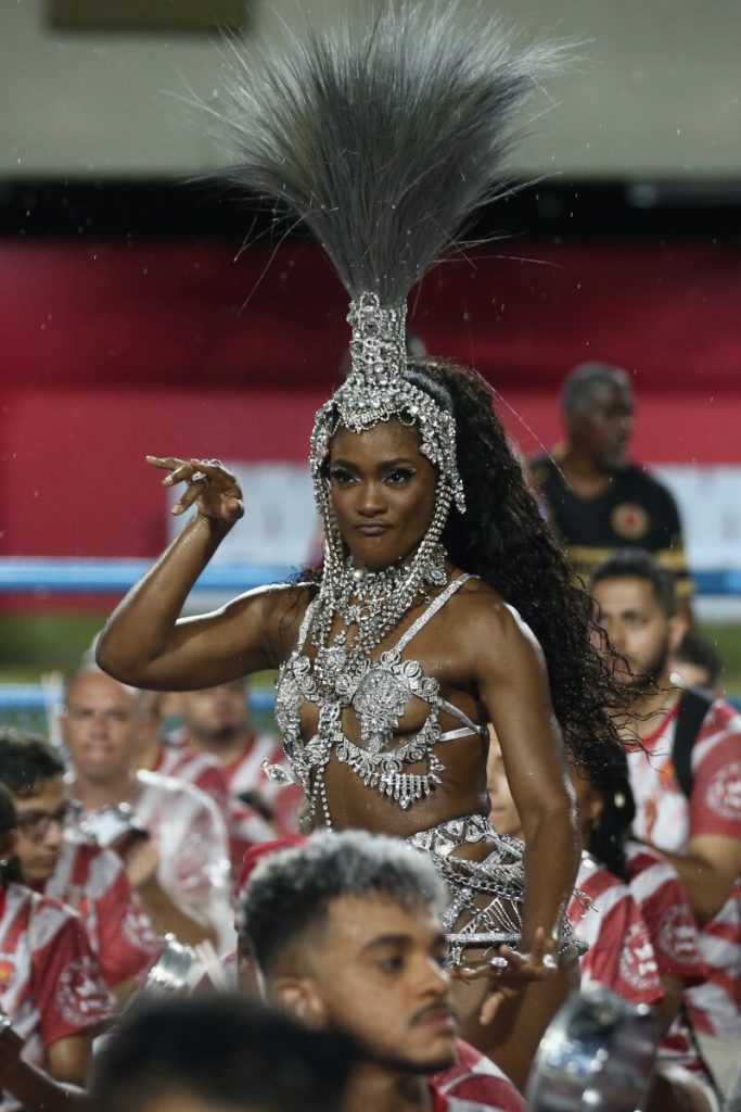 Erika Januza de biquíni prata estilizado no ensaio da Viradouro na Sapucaí