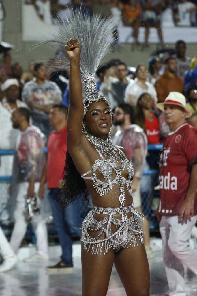 Erika Januza de biquíni prata estilizado no ensaio da Viradouro na Sapucaí