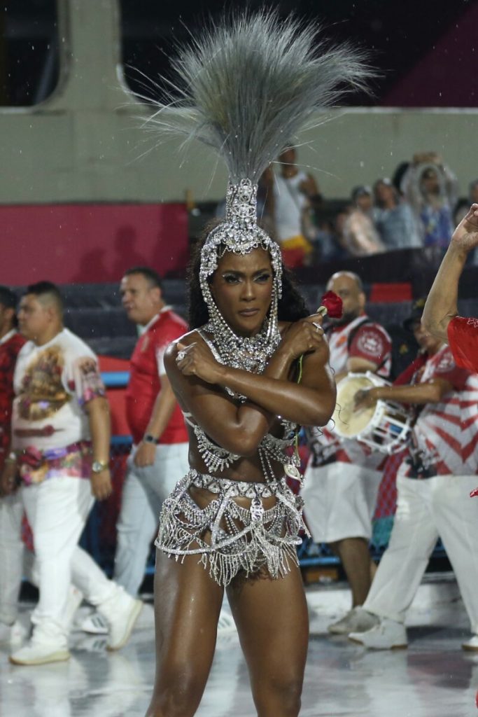 Erika Januza de biquíni prata estilizado no ensaio da Viradouro na Sapucaí