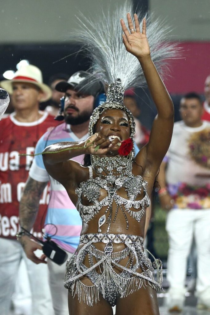 Erika Januza de biquíni prata estilizado no ensaio da Viradouro na Sapucaí